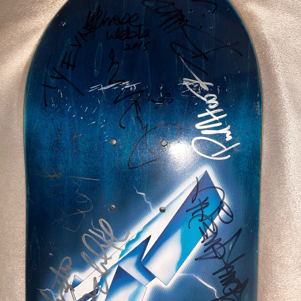 Signed skateboard - Picture 3 of 8